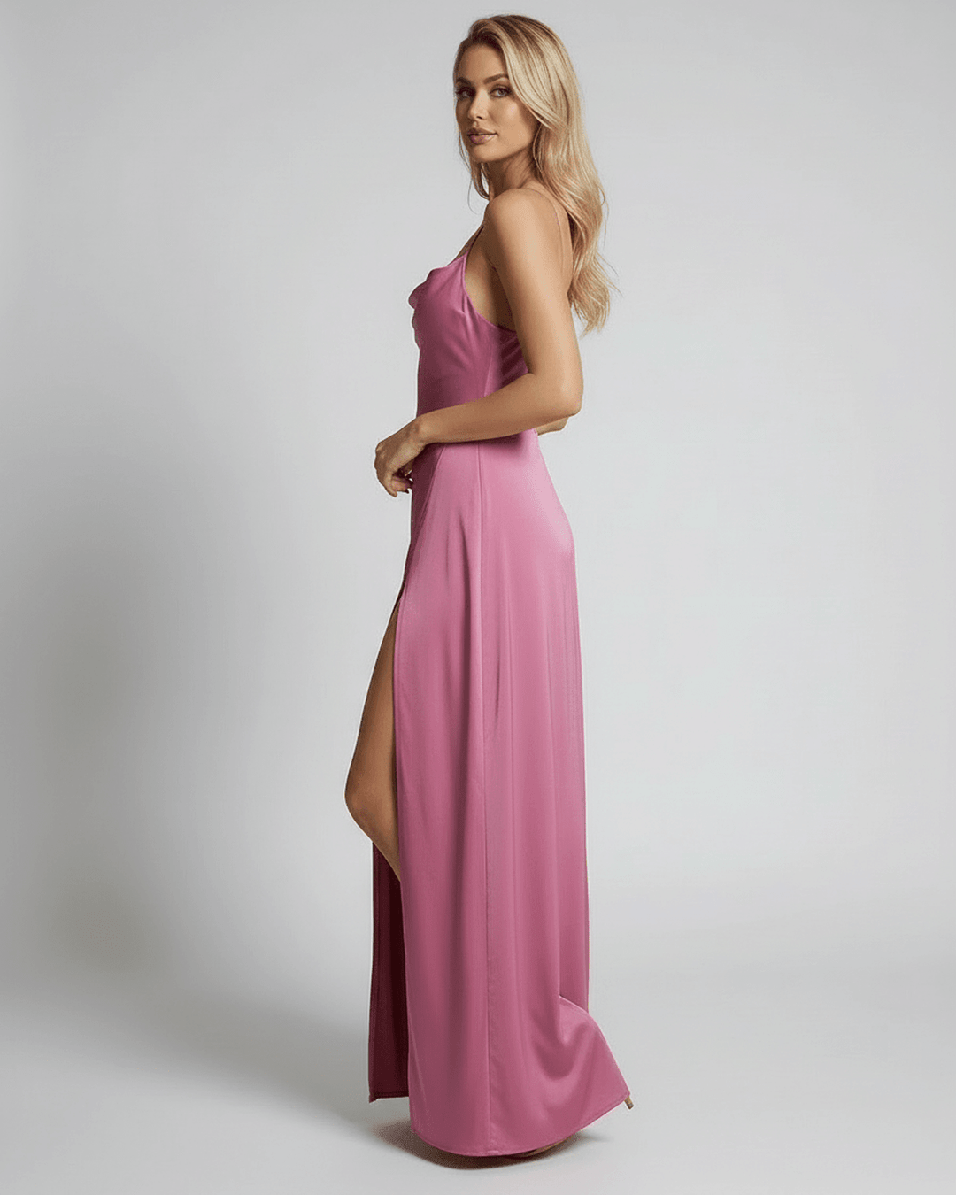 Vestido maxi para invitada de boda, diseño fluido con silueta A, ideal para fiestas.