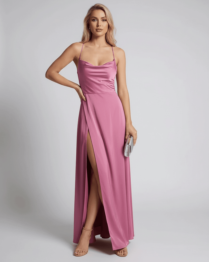 Mujer luciendo un vestido de noche elegante con tirantes, para eventos y galas especiales.