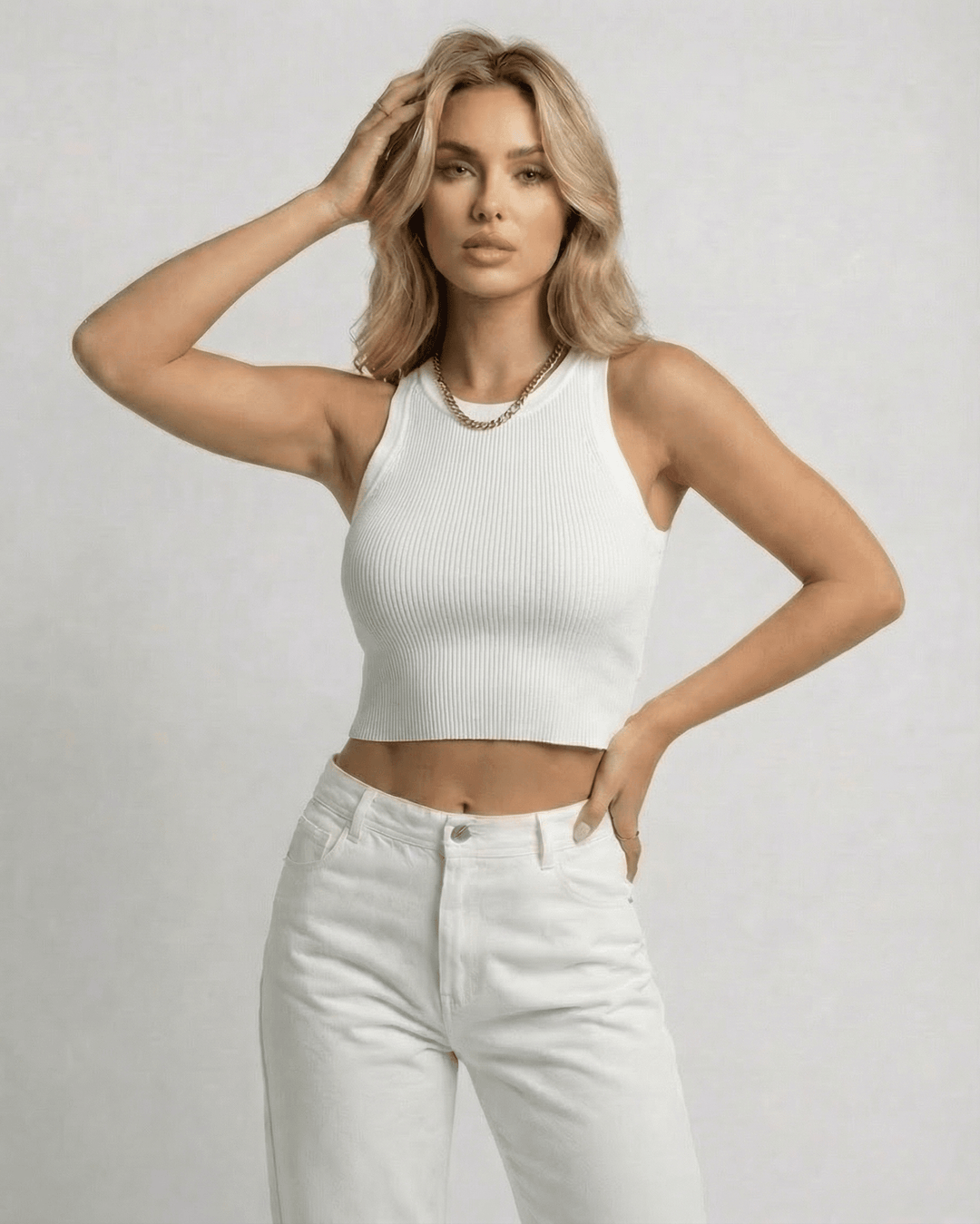 Top blanco corto para mujer, vista trasera. Diseño sin mangas, elegante y versátil, ideal para looks de verano.