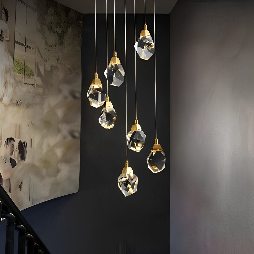 Lámpara espiral dorada, ideal para entrada o escalera. Iluminación de lujo.