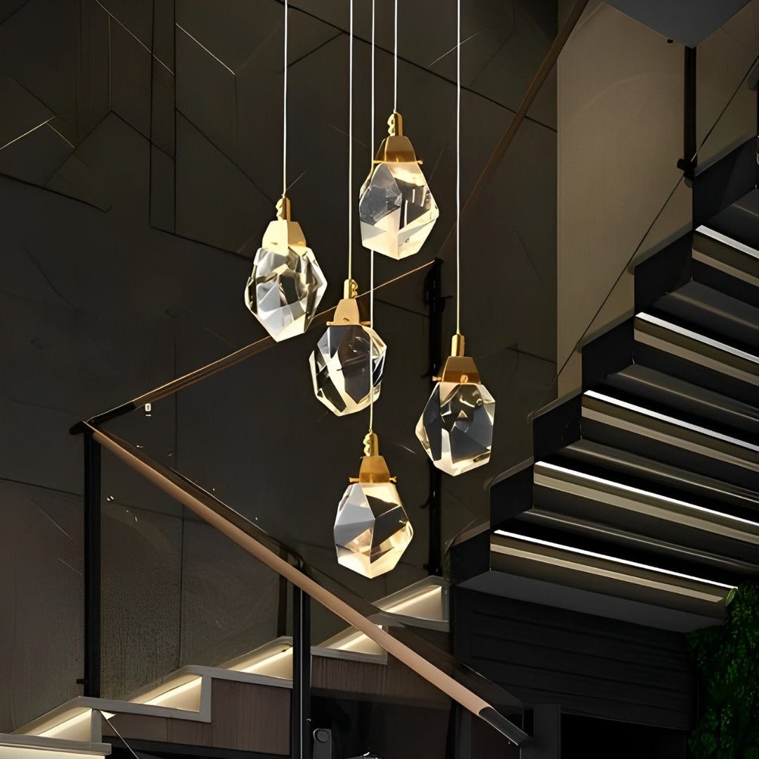 Sofisticada lámpara colgante espiral de cristal dorado. Decoración moderna de lujo.