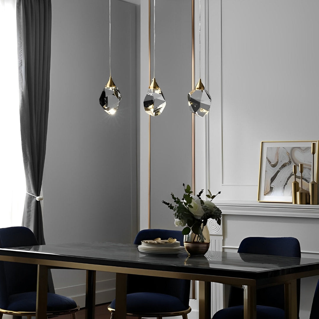 Lámpara colgante de cristal dorado para sala de estar. Iluminación moderna y lujo.
