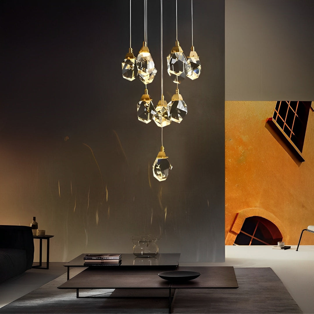 Colgante de cristal dorado, diseño espiral. Aporta lujo y modernidad a tu hogar.