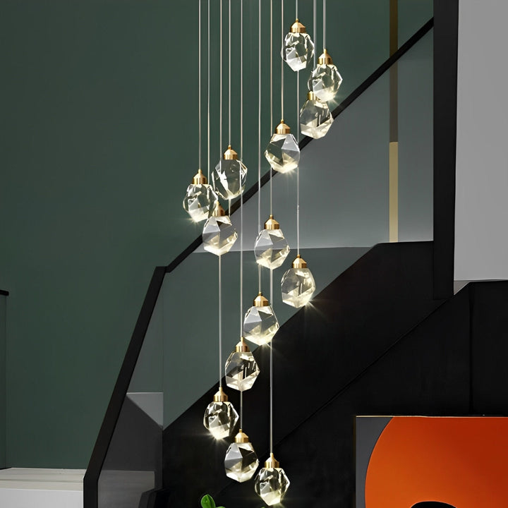 Candelabro espiral de cristal dorado, cascada de luz, para decoración elegante de hogar.