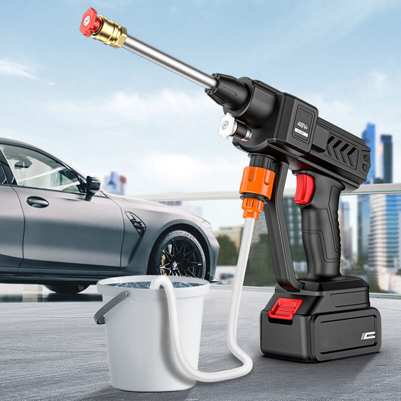 Lavadora a presión portátil inalámbrica con batería recargable, ideal para limpieza exterior del hogar.