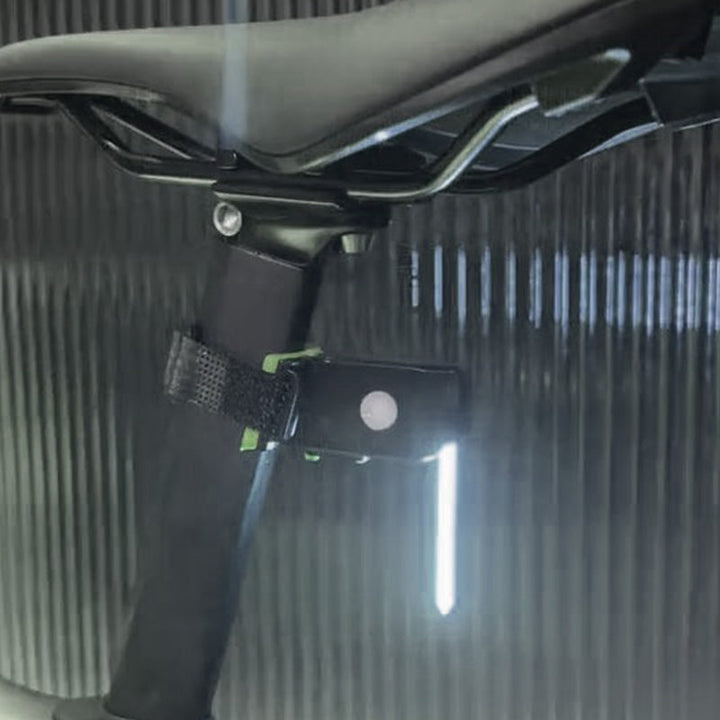 Luz trasera de bicicleta con tecnología LED para mayor seguridad. Ideal para entornos urbanos.