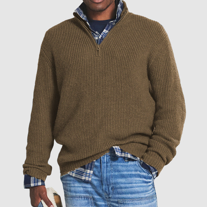 Cómodo suéter de hombre con cuello de media cremallera. Prenda esencial para un estilo casual y relajado.