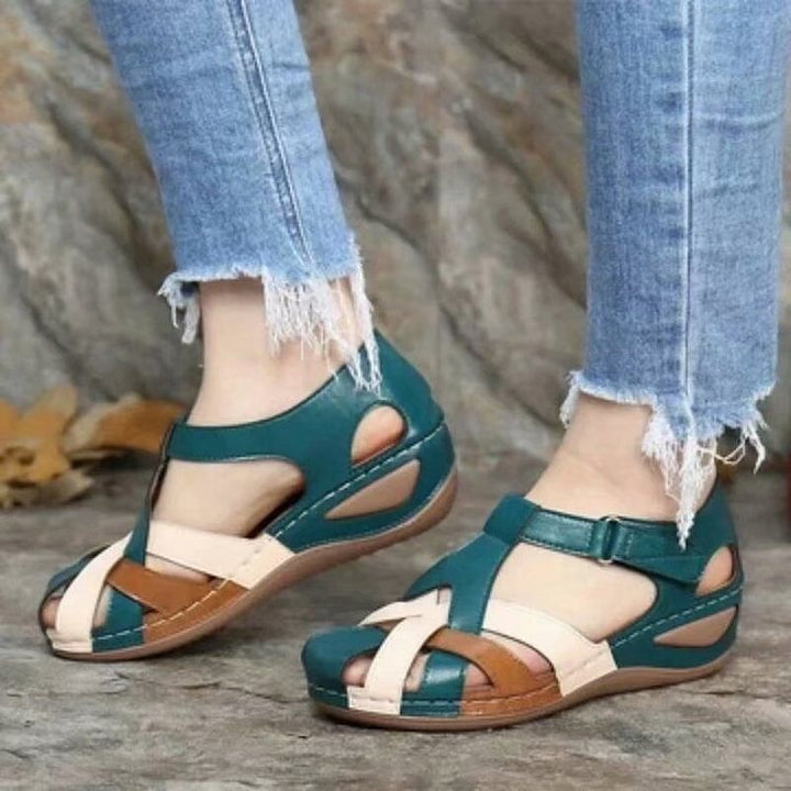 Elegantes sandalias ortopédicas de mujer. Estilo moderno y soporte plantar para confort en verano.