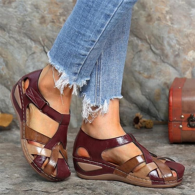 Sandalias ortopédicas cómodas para mujer. Calzado con soporte ergonómico, perfecto para el verano.