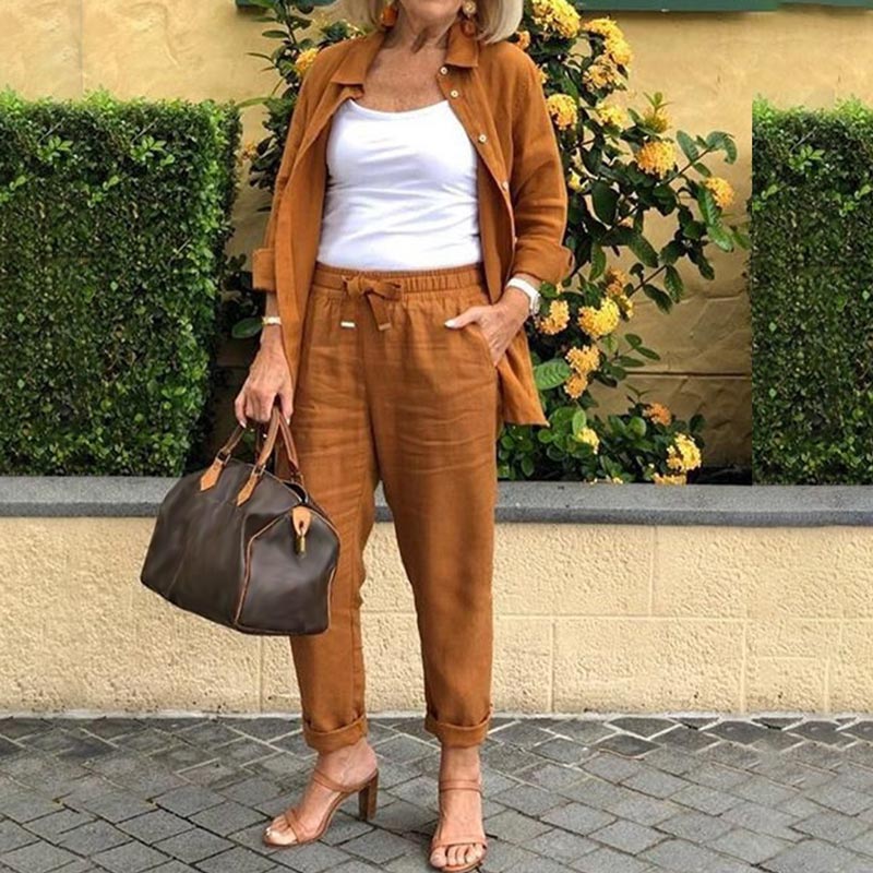Mujer disfrutando la suavidad del conjunto lounge Sierra, dos piezas, perfecto para relajarse en casa con estilo.