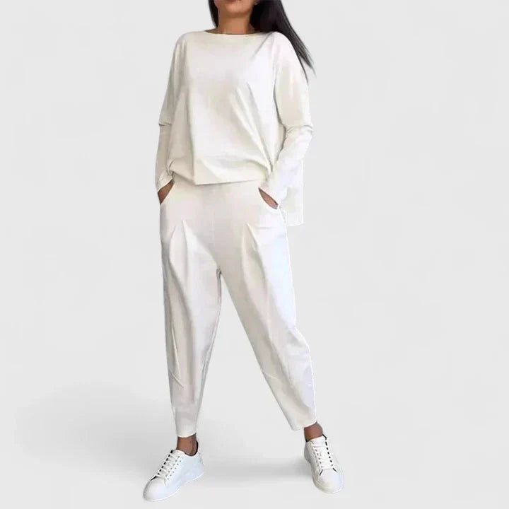 Conjunto elegante de dos piezas para mujer, blusa manga larga y pantalón, ideal para oficina o casual.