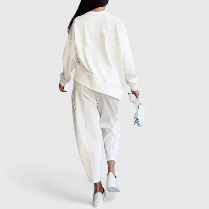 Outfit femenino versátil: conjunto de dos piezas elegante, blusa manga larga y pantalón, moda casual/oficina.