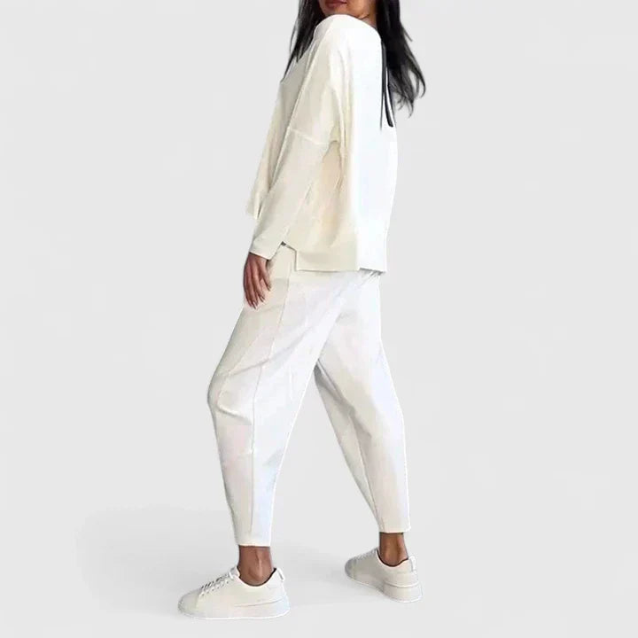 Conjunto cómodo y elegante para mujer, blusa de manga larga y pantalón moderno, ideal para el día a día.