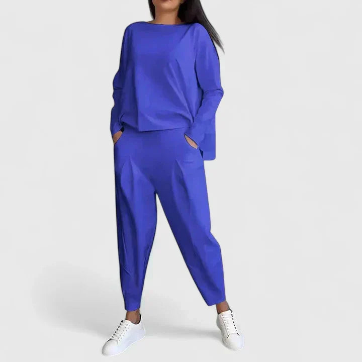 Ropa de mujer: conjunto dos piezas de blusa con manga larga y pantalón, estilo moderno y versátil.