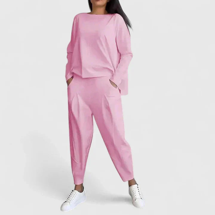 Versátil conjunto para mujer, blusa y pantalón, ideal para oficina o un look casual de primavera/otoño.