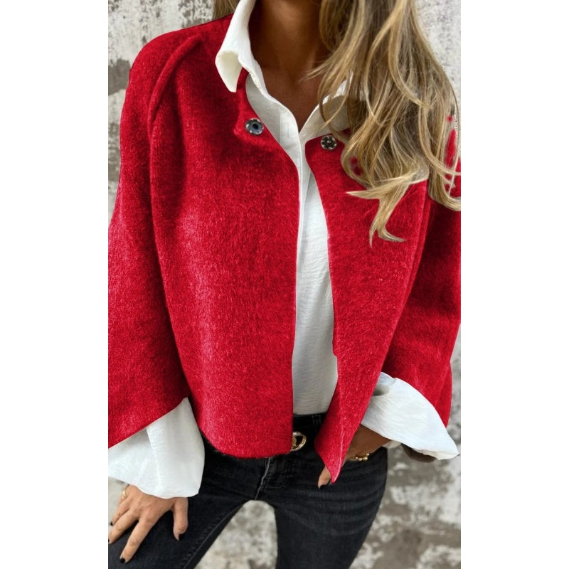 Cárdigan elegante de mujer, abrigo largo con bolsillos. Moda de invierno que combina estilo y confort.