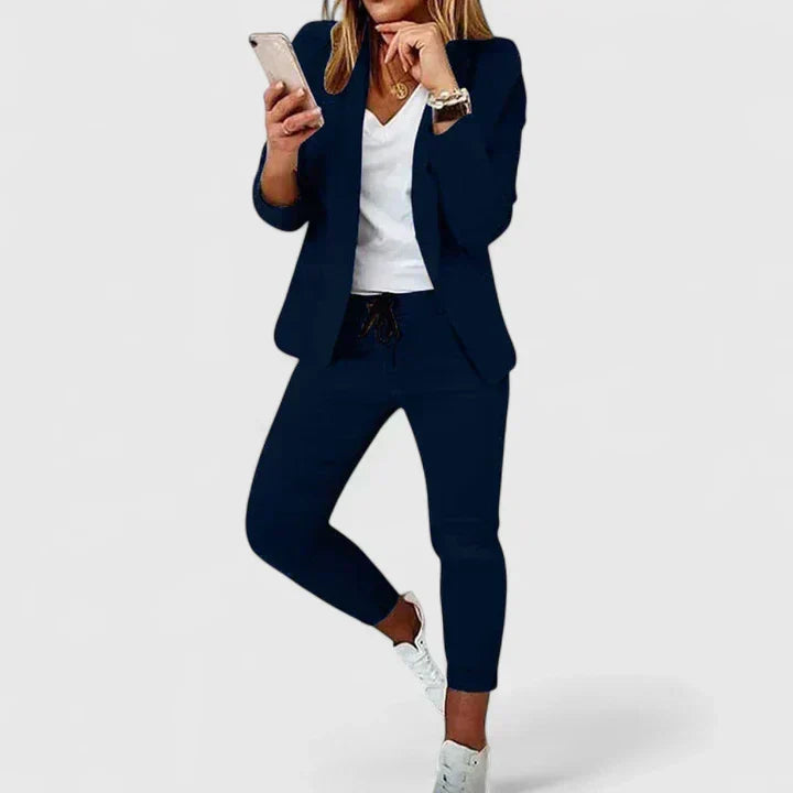 Conjunto elegante de dos piezas para mujer, estilo blazer y pantalón. Ideal para oficina y outfits versátiles.