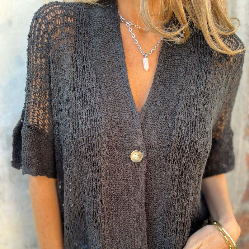 Top negro Sofía para mujer, estilo casual elegante, con detalle de botón. Perfecto para cualquier temporada.