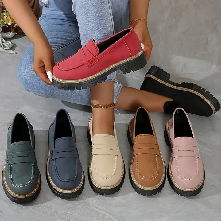 Zapatillas de mujer elegantes y cálidas para casa. Diseño lujoso para moda femenina y confort en invierno.