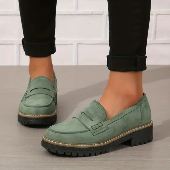 Lujosas pantuflas de mujer para uso diario en casa. Zapatillas cómodas y cálidas para el invierno y descanso.