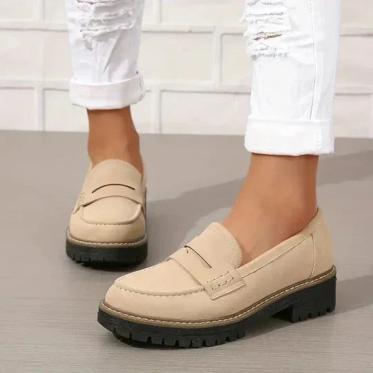 Suaves pantuflas de mujer de lujo, ideales para descanso. Calzado cómodo y cálido para el invierno en casa.