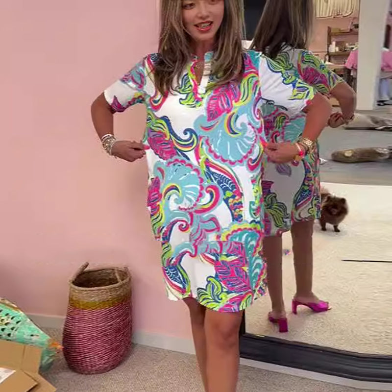 Vestido de verano para mujer con estampado colorido, escote en V y estilo fluido.