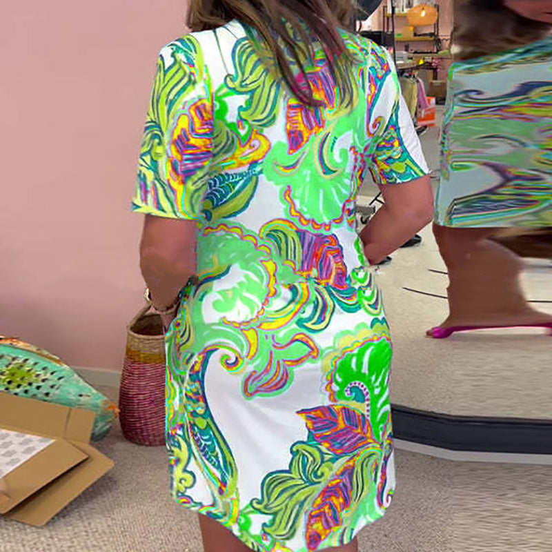Vestido de verano versátil para mujer, estampado vibrante, escote en V. Estilo casual fresco.