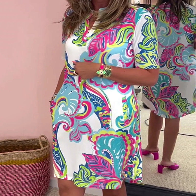 Vestido de verano para mujer con escote en V pronunciado, estampado colorido y tejido fluido.