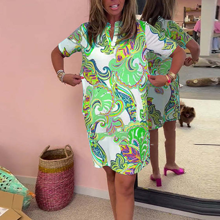 Vestido estampado vibrante de mujer con escote V, estilo fluido, perfecto para el verano casual.