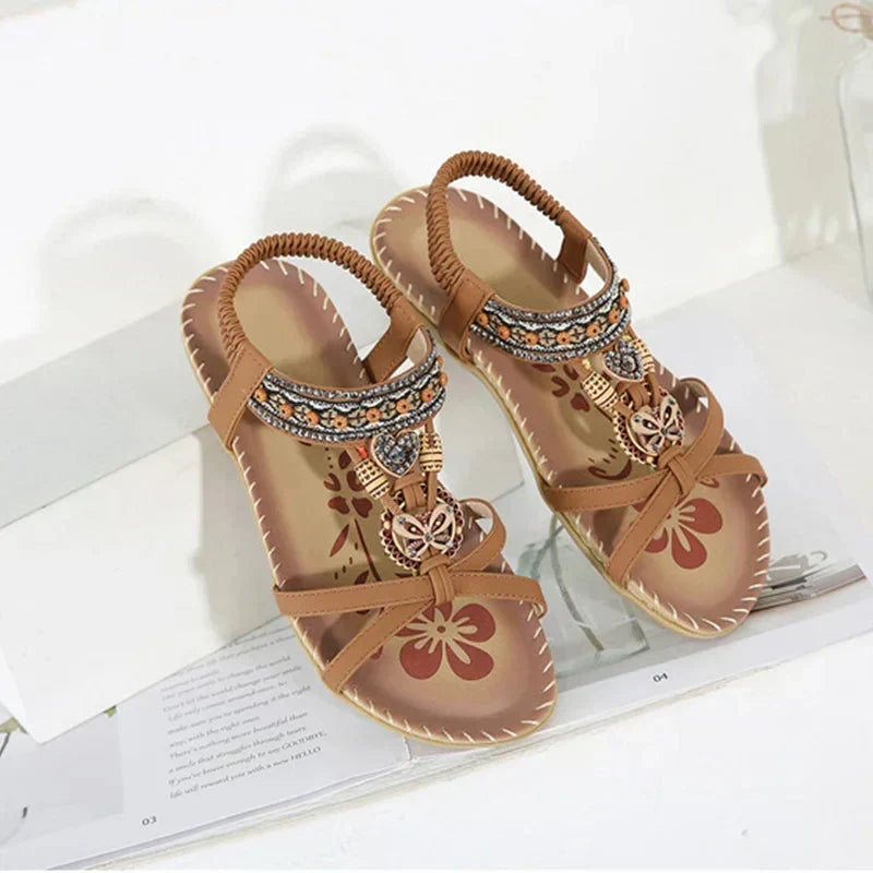 Sandalias para playa y verano, diseño bohemio femenino, calzado plano que asegura comodidad al caminar.