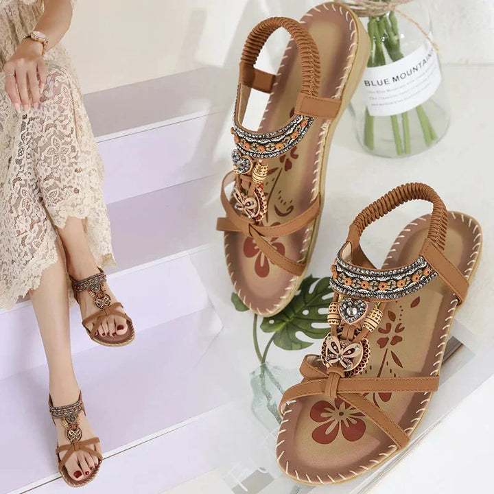 Sandalias vibrantes estilo bohemio, cómodas y antideslizantes, perfectas para la mujer moderna en verano.