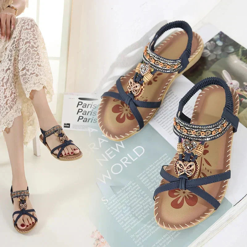 Calzado bohemio casual de mujer, sandalias planas que combinan moda y comodidad para el verano.