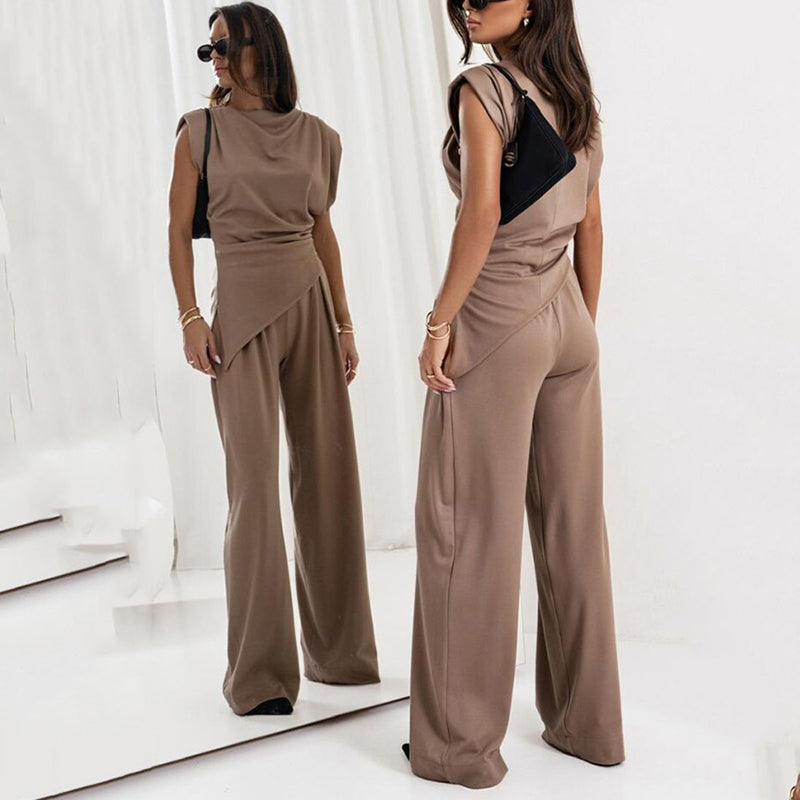 Blusa drapeada elegante y pantalones fluidos, conjunto mujer que realza la figura con estilo.