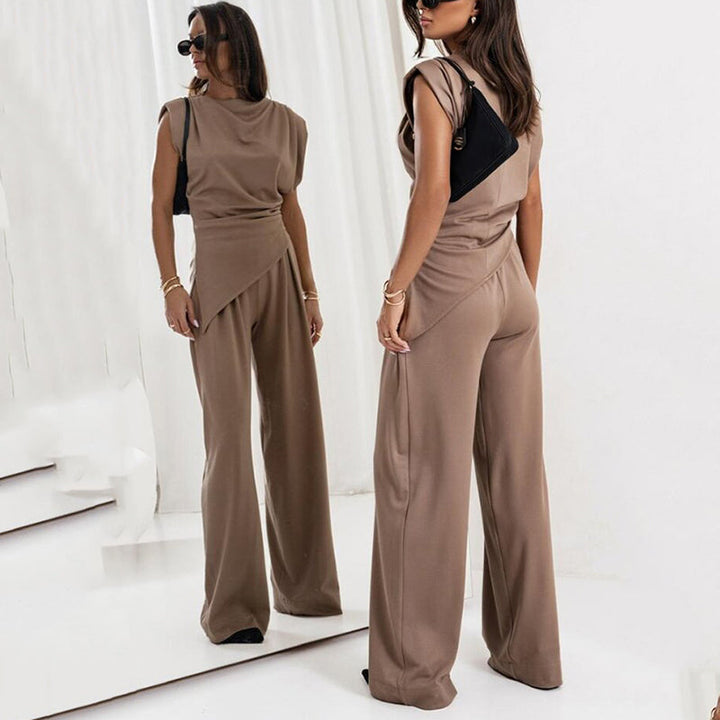 Blusa drapeada elegante y pantalones fluidos, conjunto mujer que realza la figura con estilo.