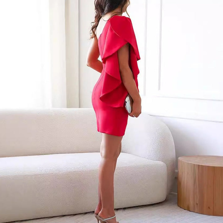 Vestido cóctel entallado que realza la silueta femenina con estilo. Perfecto para celebraciones.