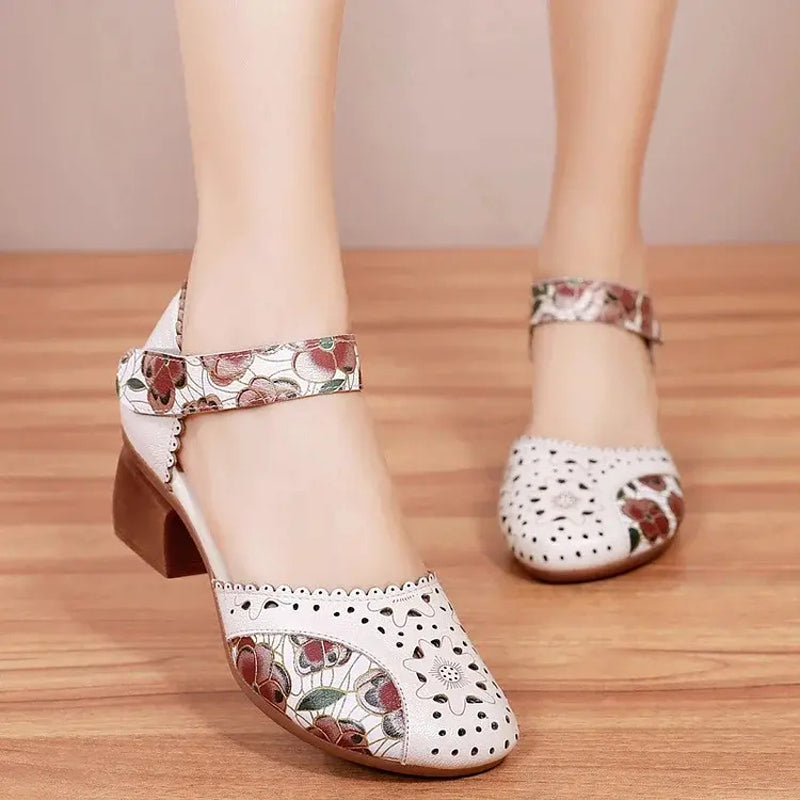 Calzado de mujer cómodo con tacón bloque, diseño floral vintage y cierre de velcro. Estilo primaveral elegante.
