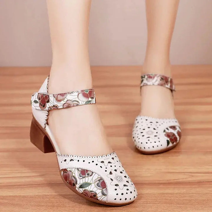 Calzado de mujer cómodo con tacón bloque, diseño floral vintage y cierre de velcro. Estilo primaveral elegante.