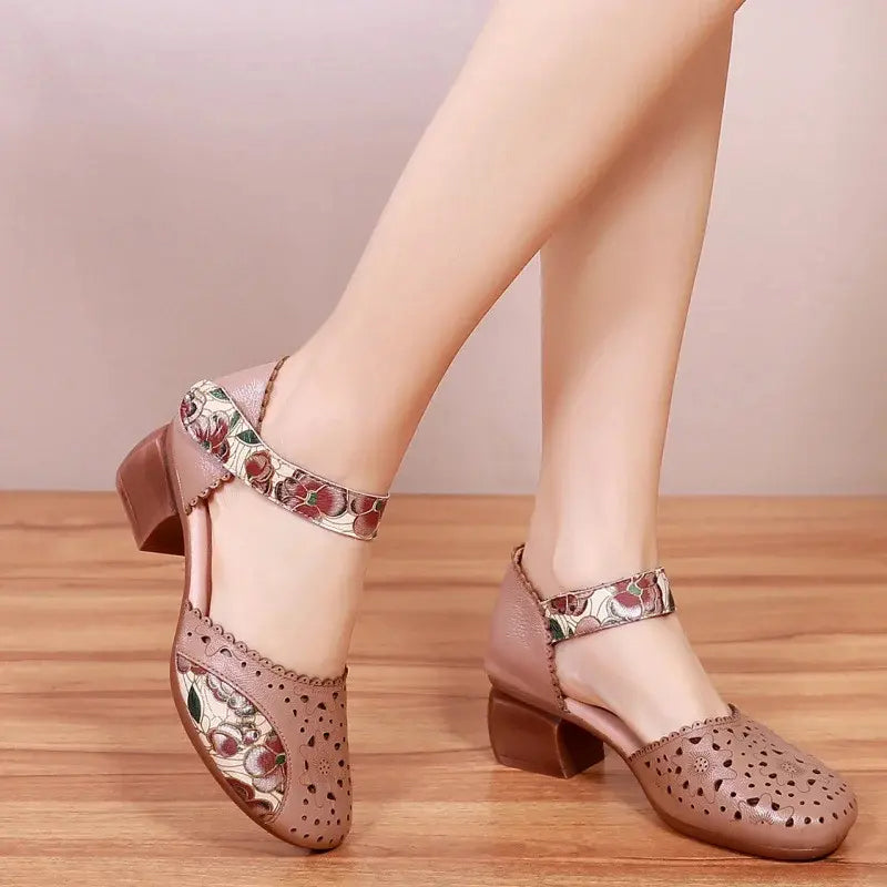 Zapatos de mujer retro con tacón bloque, cuero perforado y velcro floral. Ideales para primavera/verano.