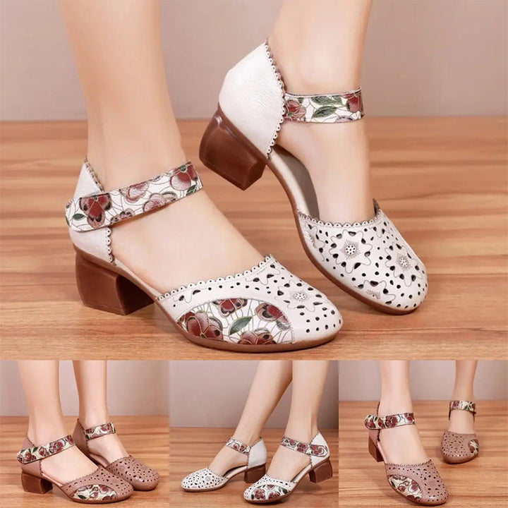 Zapatos vintage de cuero perforado para mujer con tacón bloque. Detalle floral y velcro, perfectos para el verano.