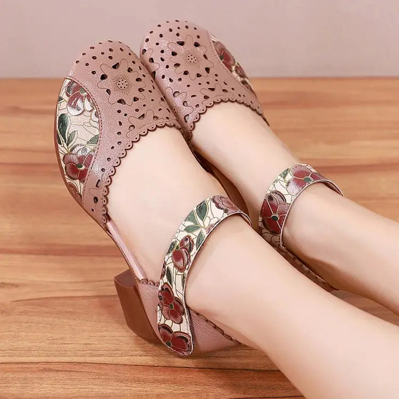 Zapatos de mujer estilo retro con tacón bloque. Cuero perforado y velcro floral para un look cómodo y veraniego.
