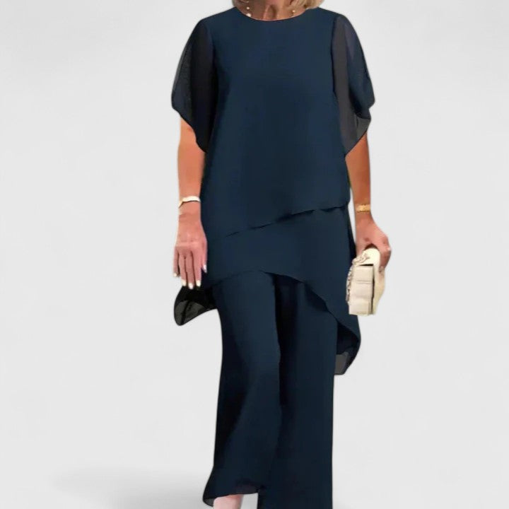 Conjunto fluido de dos piezas para mujer en azul marino. Ropa elegante y cómoda, perfecta para un estilo casual.