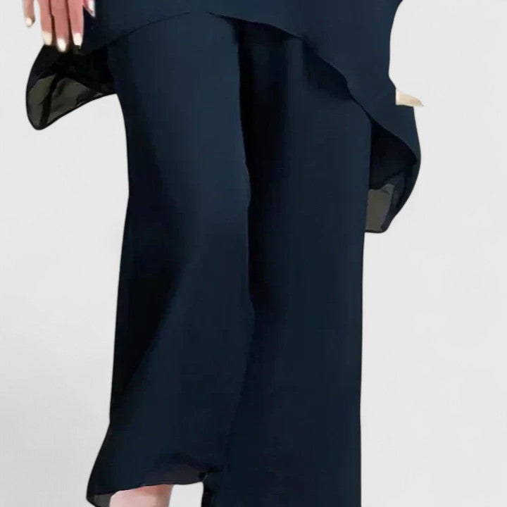 Conjunto elegante de dos piezas para mujer en tallas grandes. Ropa cómoda y versátil, estilo moderno y fluido.