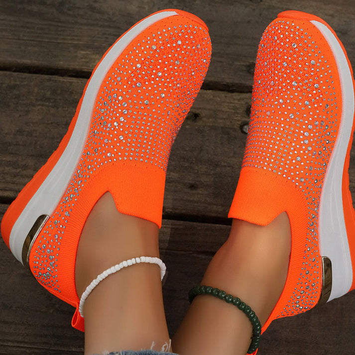 Zapatillas de mujer con brillo de strass y plataforma. Estilo slip-on casual, cómodas para el día a día urbano.