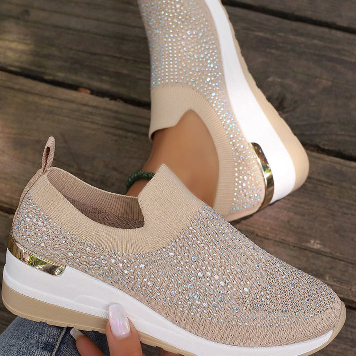 Zapatillas de mujer con strass. Plataforma cómoda, calzado slip-on con estilo urbano, ideal para el confort diario.