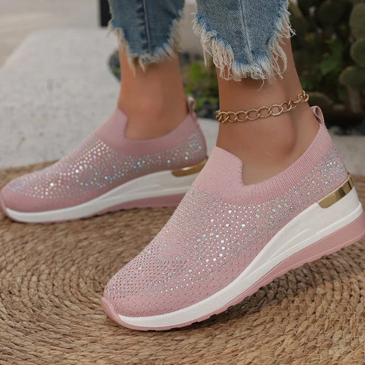 Zapatillas slip-on cómodas para mujer. Diseño con plataforma, strass brillante y estilo urbano de moda.