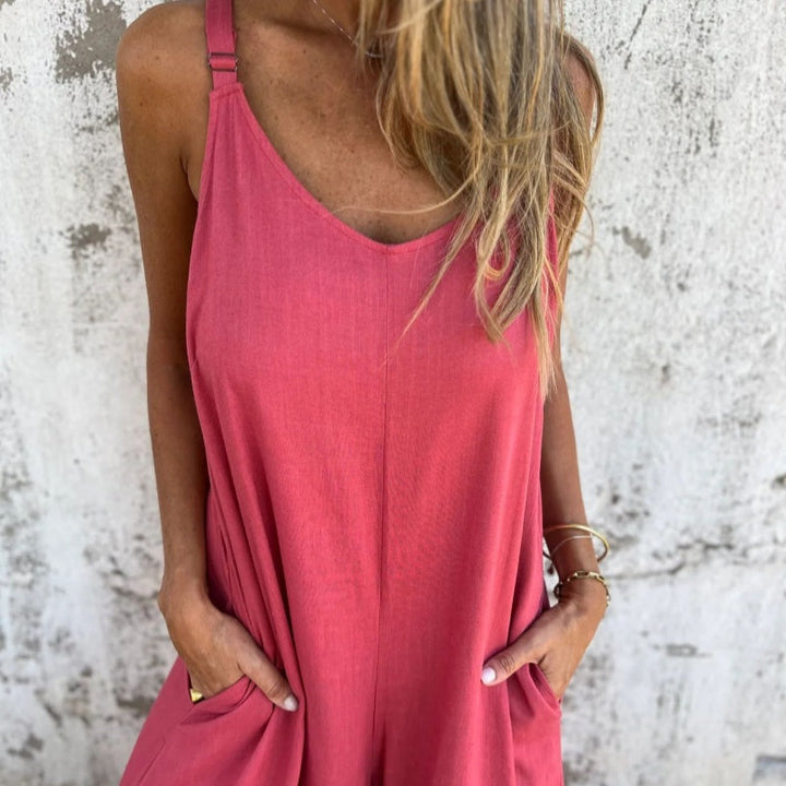 Mujer en mono holgado de algodón-lino, ideal para vacaciones, paseo de verano o look casual y relajado.