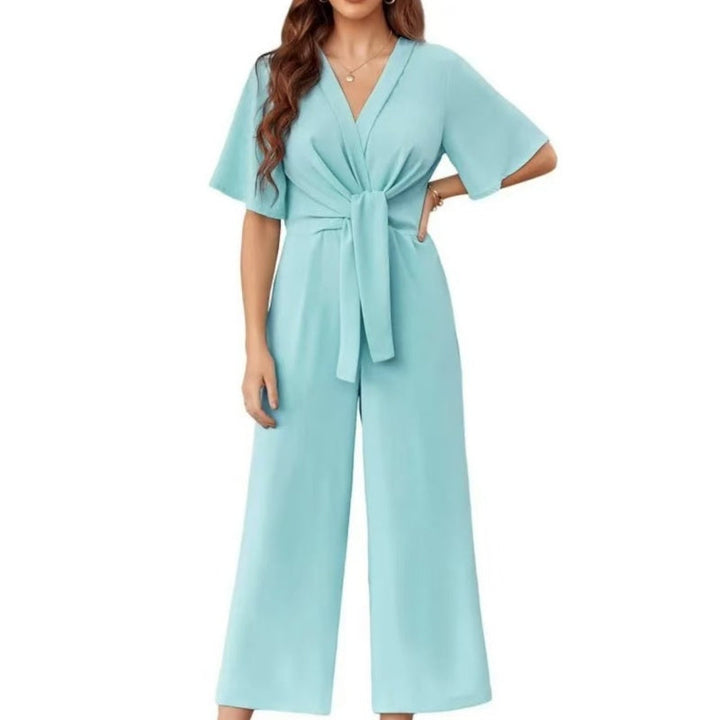 Jumpsuit elegante para mujer con escote cruzado pronunciado y pierna ancha favorecedora. Ropa de noche.