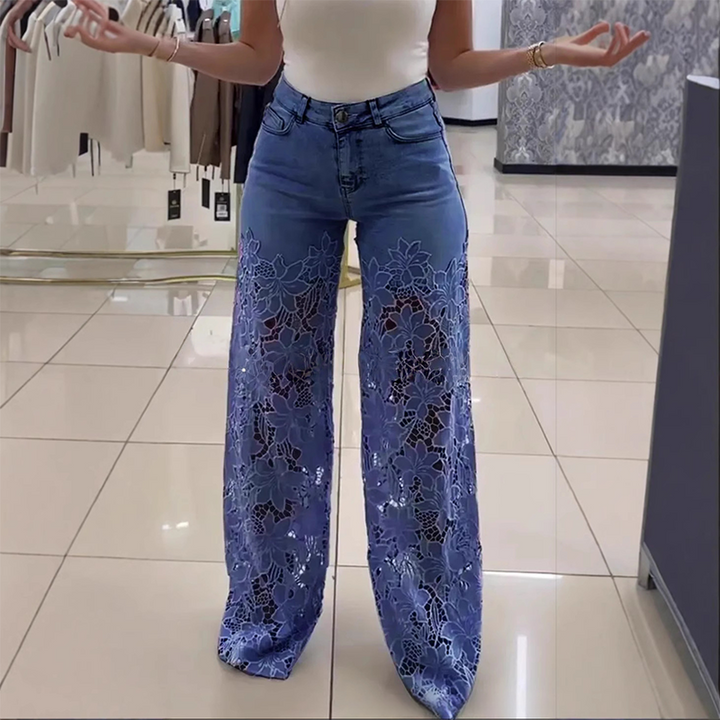 Look de verano: jeans de mujer con paneles florales y transparencias. Estilo fresco y femenino.