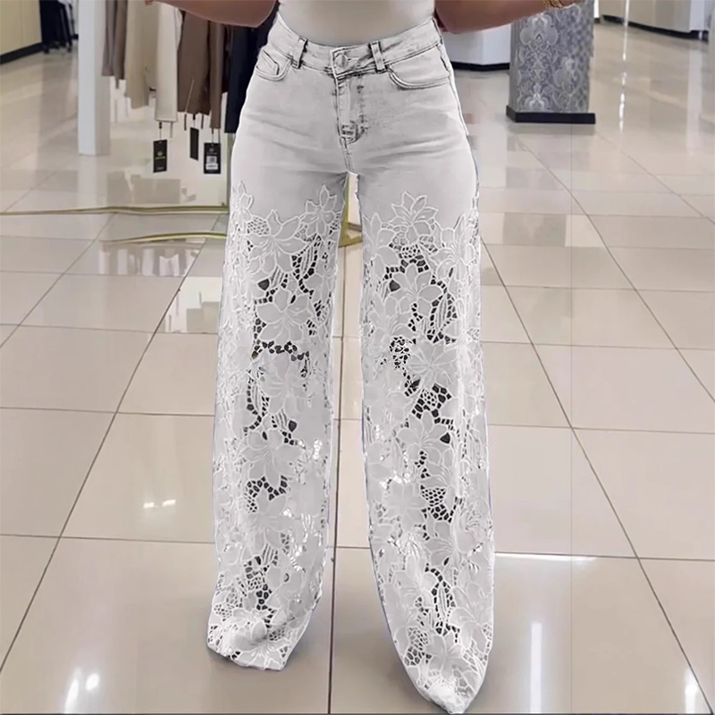 Estilo único: jeans rectos de mujer con paneles florales y sutiles transparencias, perfectos para la moda.