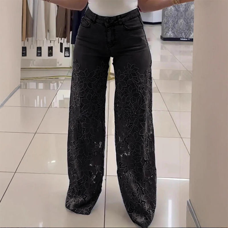 Pantalones denim rectos con un toque femenino: paneles florales transparentes, moda para mujer.